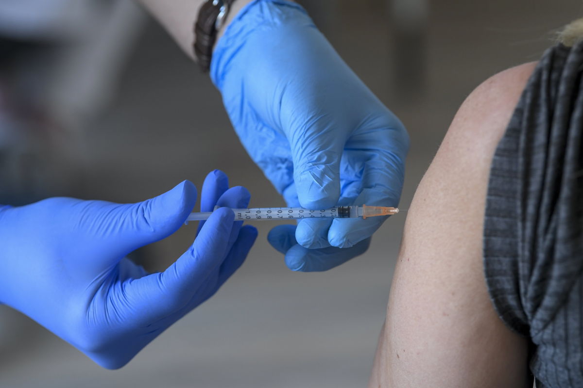 Egy nőt beoltanak a Pfizer-BioNTech koronavírus elleni vakcinája első adagjával a Debreceni Egyetem Klinikai Központjában kialakított oltóponton 2021. március 26-án.