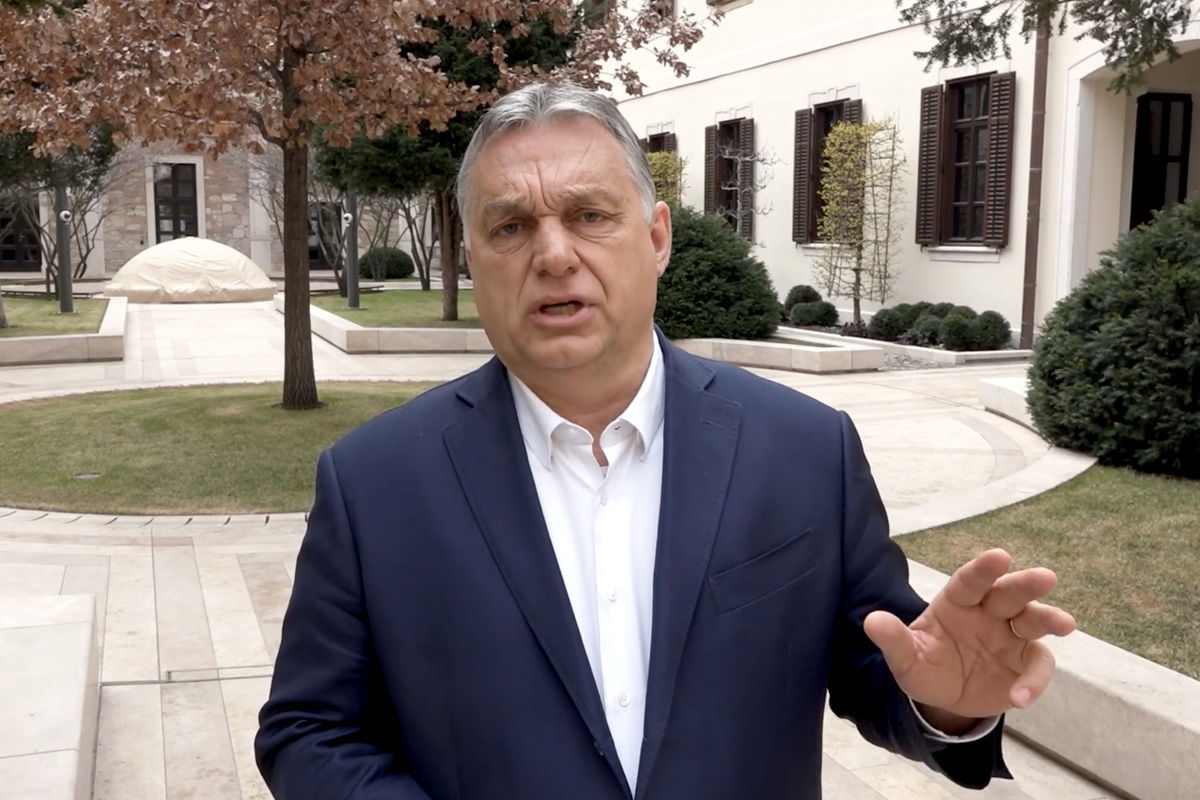 Orbán Viktor videózik 2021. március 23-án.