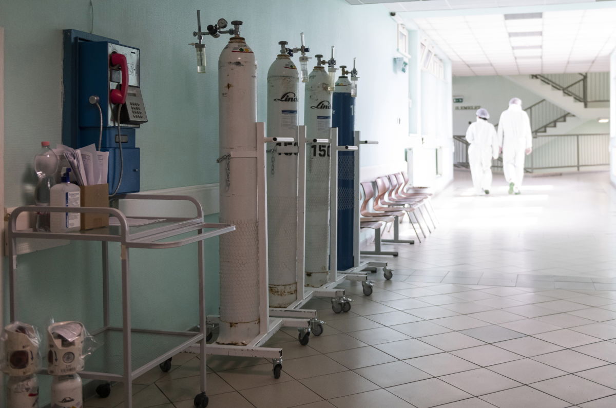 Oxigénpalackok a fehérgyarmati kórház koronavírussal fertőzött betegek fogadására kialakított osztályán 2021. április 2-án.