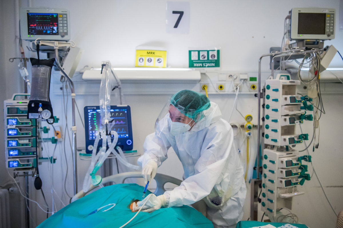 Lélegeztetett beteget lát el egy védőfelszerelést viselő orvos a fővárosi Honvédkórház koronavírussal fertőzött betegek fogadására kialakított intenzív osztályán 2021. április 1-jén.