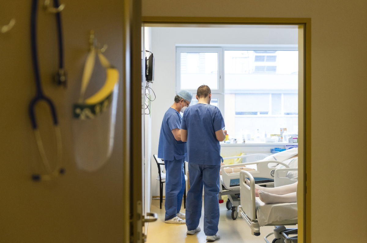 Orvosok Nyíregyházán, a Jósa András Oktatókórház koronavírussal fertőzött betegek fogadására kialakított intenzív osztályán 2021. április 2-án.