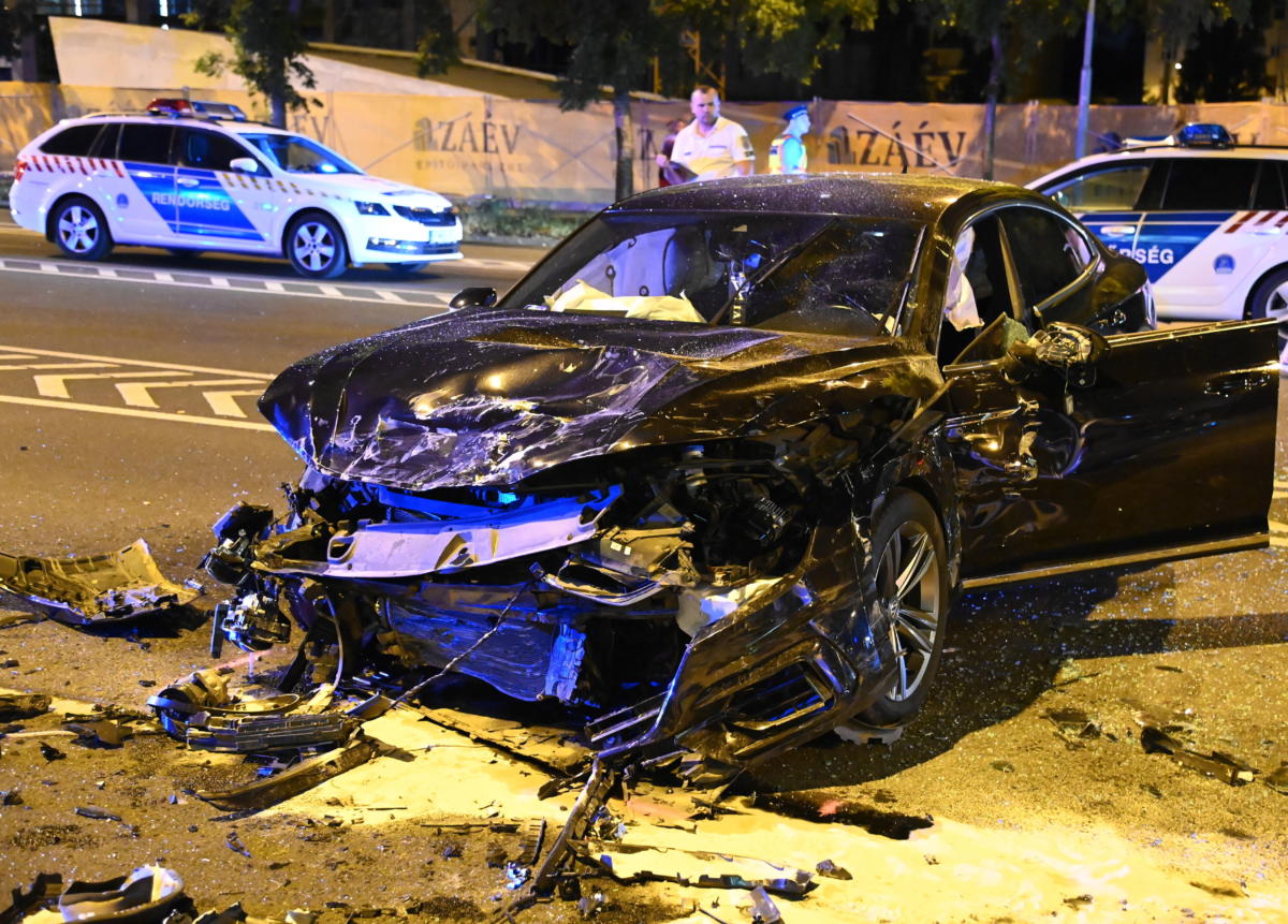 Összetört személygépkocsi, miután összeütközött egy másik autóval Budapesten, a Hegyalja úton 2021. június 26-án. A balesetben ketten meghaltak.
