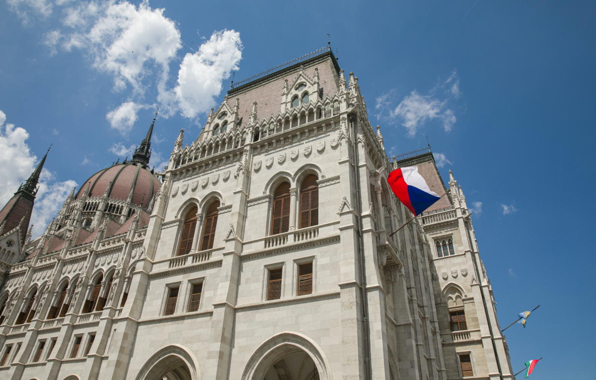 Csehország zászlaja a Parlament épületén 2021. június 27-én. A cseh válogatott ezen a napon lép pályára Hollandia ellen Budapesten, a Puskás Arénában a koronavírus-járvány miatt 2021-re halasztott 2020-as labdarúgó Európa-bajnokság nyolcaddöntőjében.