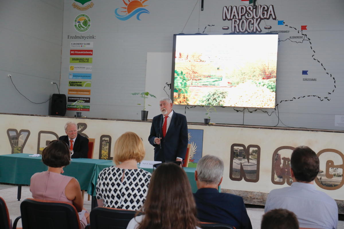 Kásler Miklós, az emberi erőforrások minisztere beszédet mond a Zala megyei Nagypáliban tartott rendezvényen, ahol díszpolgári címet vett át Köcse Tibor polgármestertől 2021. június 18-án.