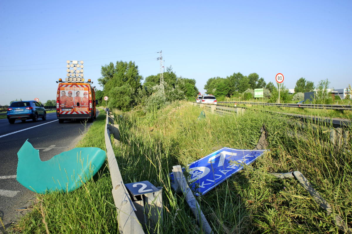Baleset helyszíne az M7-es autópálya Letenye felé vezető oldalán, a tárnoki kihajtónál, ahol egy személygépkocsi lesodródott az útról, majd árokba csapódot 2021. június 23-án.