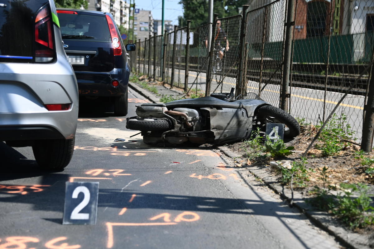 Összetört motorkerékpár a III. kerületi Árpád fejedelem útján 2021. június 29-én. A motor vezetője meghalt, miután összeütközött egy autóval.