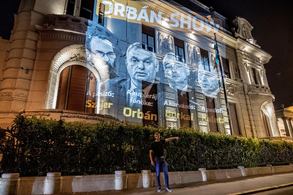 „Íme az Orbán-show” – A Fidesz székházára vetített Jakab Péter