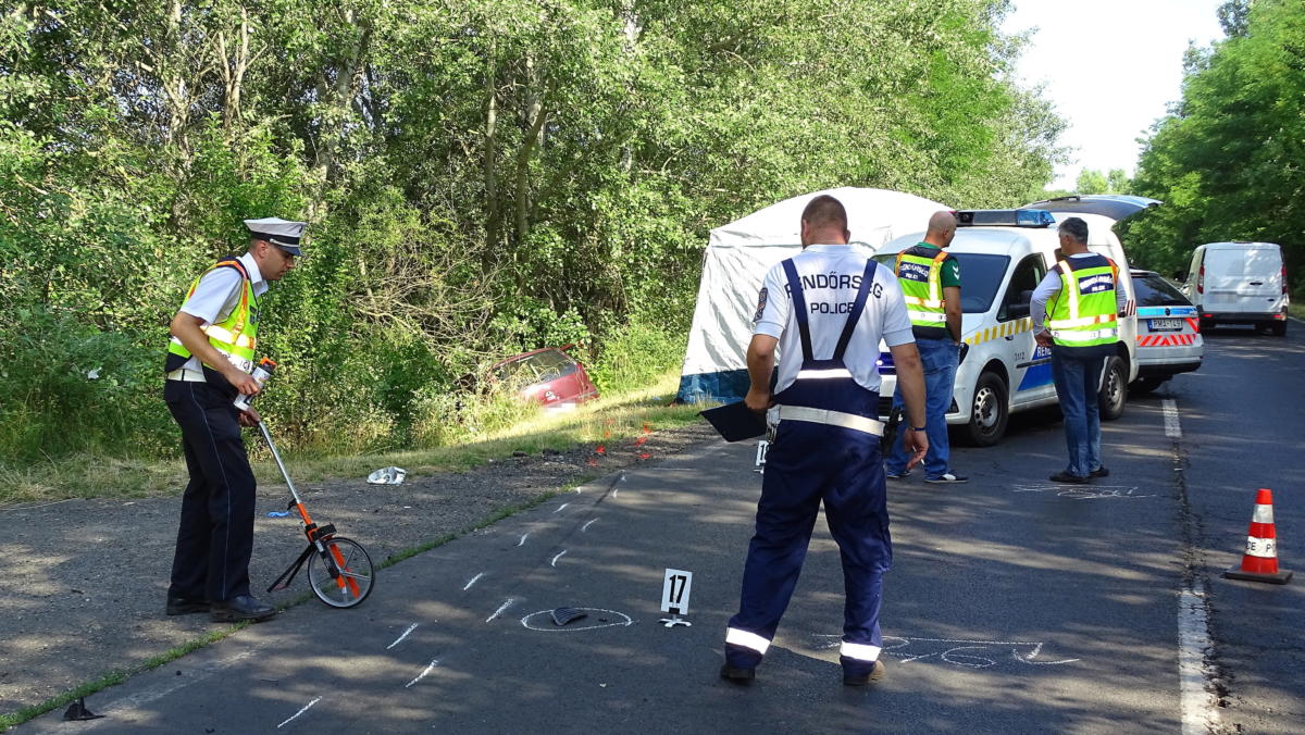 Rendőrök helyszínelnek az 5-ös főút 142-es kilométerénél, Kisteleken, ahol egy személygépkocsi kisteherautóval ütközött össze 2021. július 6-án.