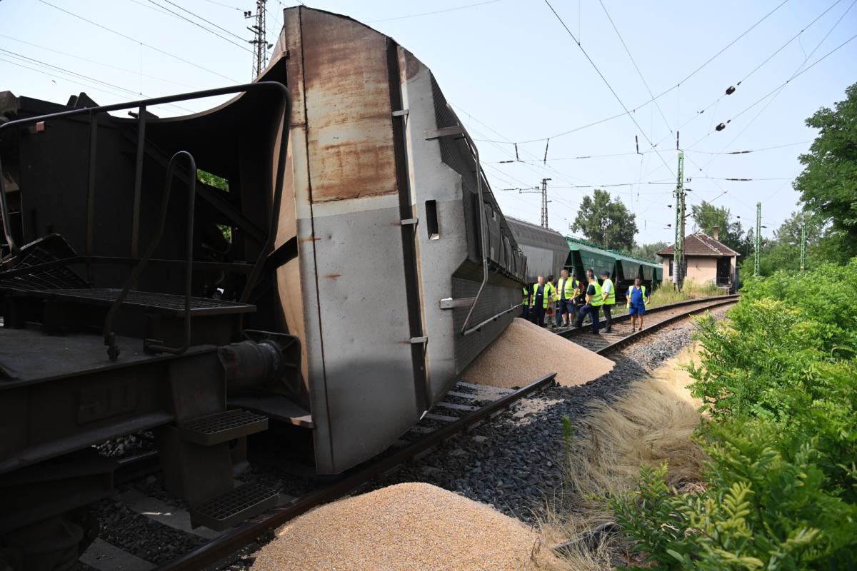 Egy tehervonat kisiklott kocsija Rákospalota-Újpest állomáson 2021. július 13-án. A vagon az oldalára borult és szemeskukorica-szállítmánya kiömlött.