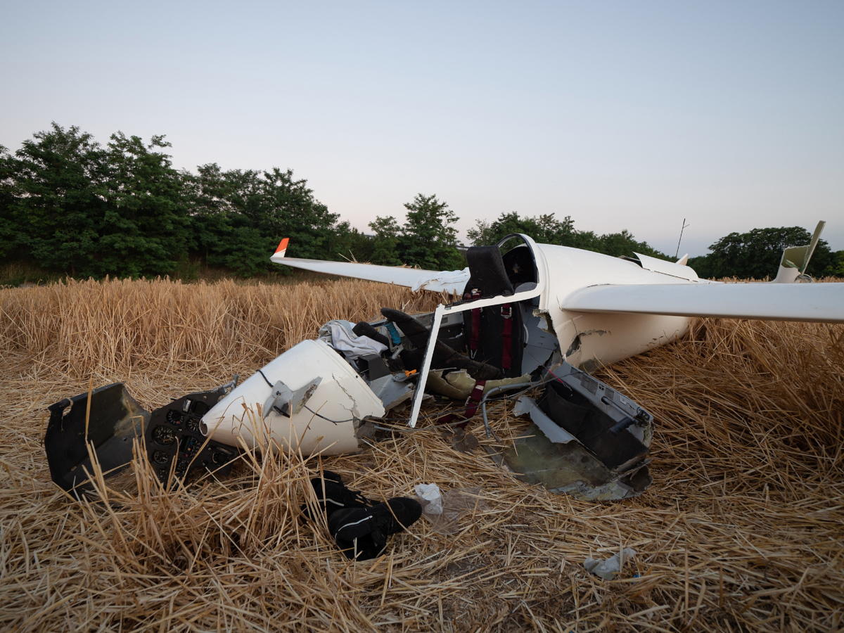 Lezuhant és összetört vitorlázó repülőgép Apostagnál 2021. július 3-án. A gép eddig tisztázatlan körülmények között egy mezőgazdasági területre zuhant. A balesetben a repülőt vezető 56 éves férfi megsérült, őt a mentők kórházba vitték.
