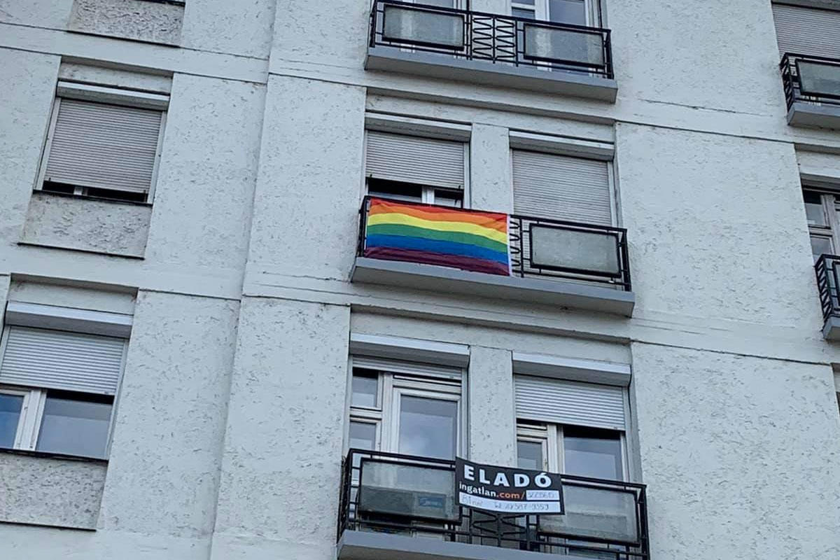 Erkélyre kilógatott szivárványos zászló miatt akartak rárontani a lakókra Budapesten