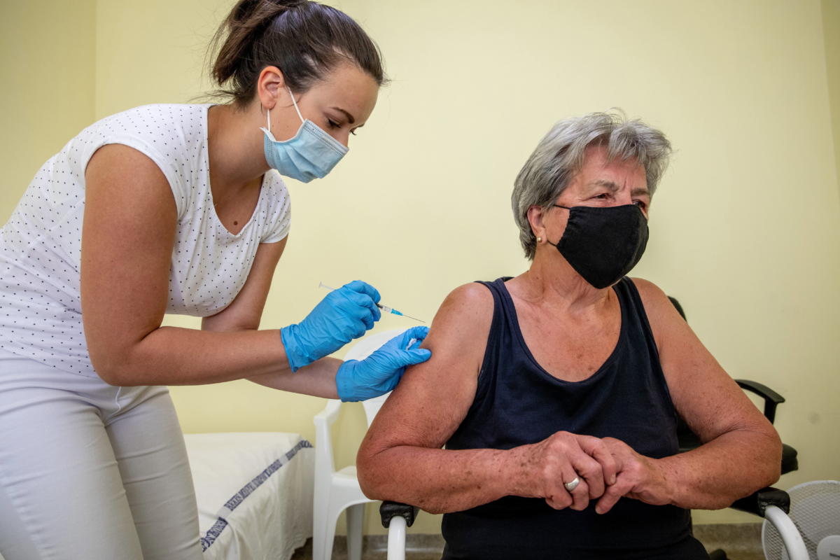 Somogyi Nóra asszisztens beolt egy nőt a német-amerikai fejlesztésű Pfizer-BioNTech koronavírus elleni oltóanyag, a Comirnaty-vakcina harmadik, emlékeztető adagjával a békéscsabai Réthy Pál kórházban 2021. augusztus 15-én.