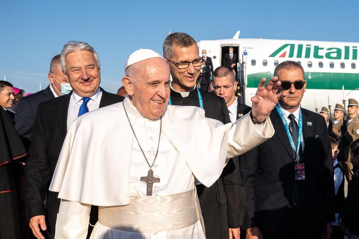 Ferenc pápa megérkezik a Liszt Ferenc-repülőtérre 2021. szeptember 12-én.