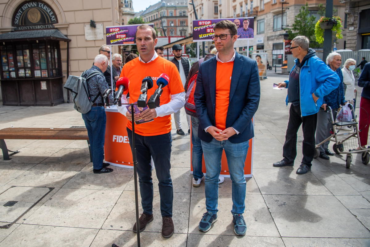 Hollik István, a Fidesz kommunikációs igazgatója (b) és Böröcz László, a Fidesz országgyűlési képviselője sajtótájékoztatót tart a belvárosi Ferenciek terén 2021. szeptember 1-jén.