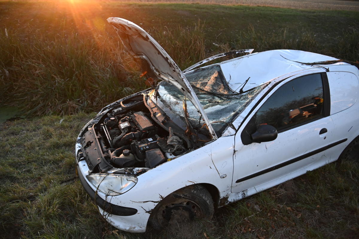 Összeroncsolódott személyautó Abony térségében, ahol egy férfi autójával lesodródott a 4616-os útról és felborult 2021. október 24-én. A járművet vezető 46 éves férfi a helyszínen belehalt sérüléseibe.
