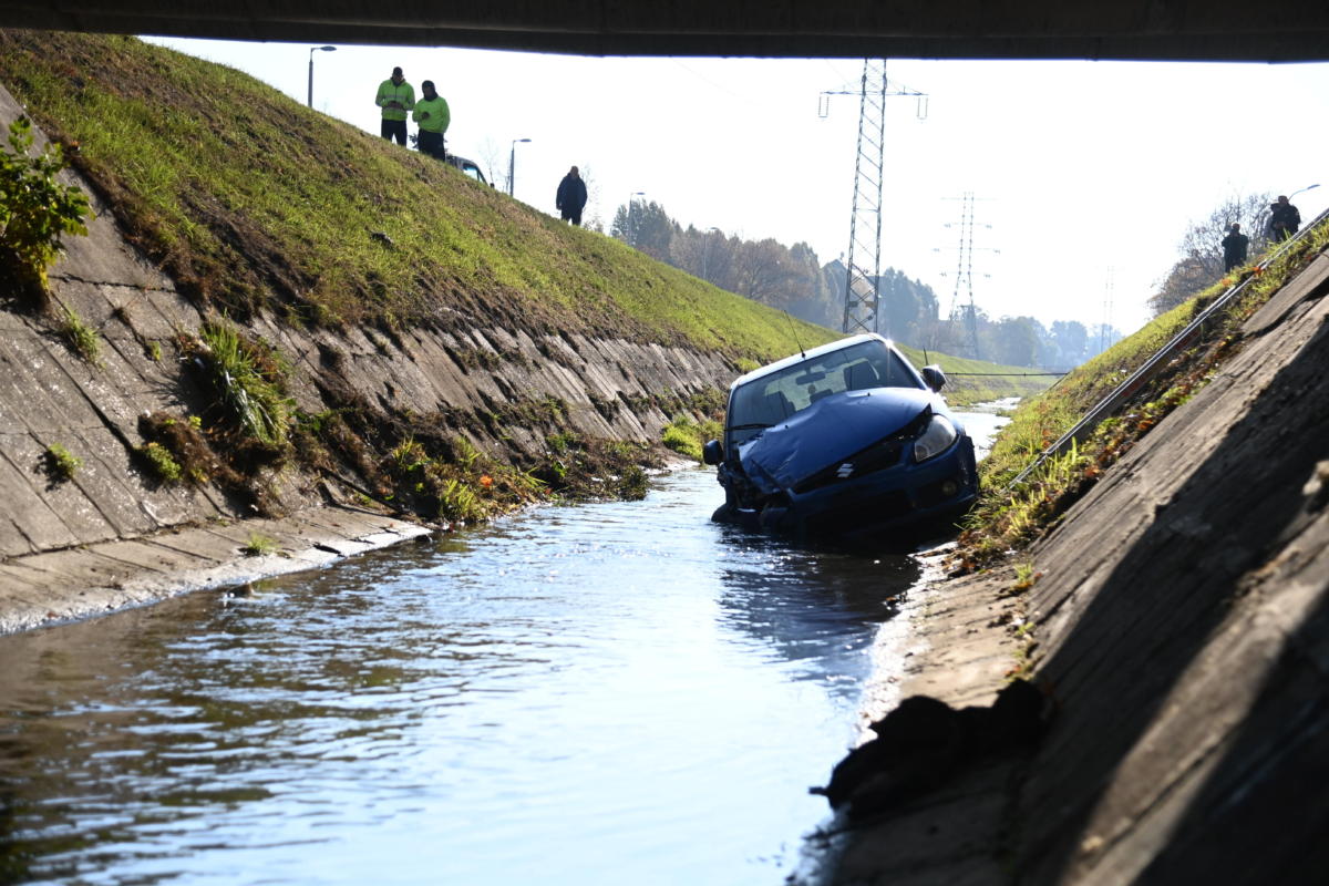 Személygépkocsi a Rákos-patakban, miután a jármű egy másik autóval ütközött a Füredi utca és a Gvadányi utca kereszteződésében, majd a vízbe zuhant 2021. október 30-án.