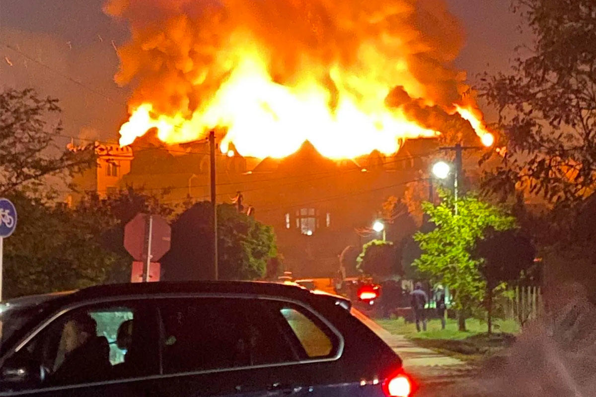 Hatalmas lángokkal ég egy szálloda Debrecen közelében, 85 ember volt az épületben