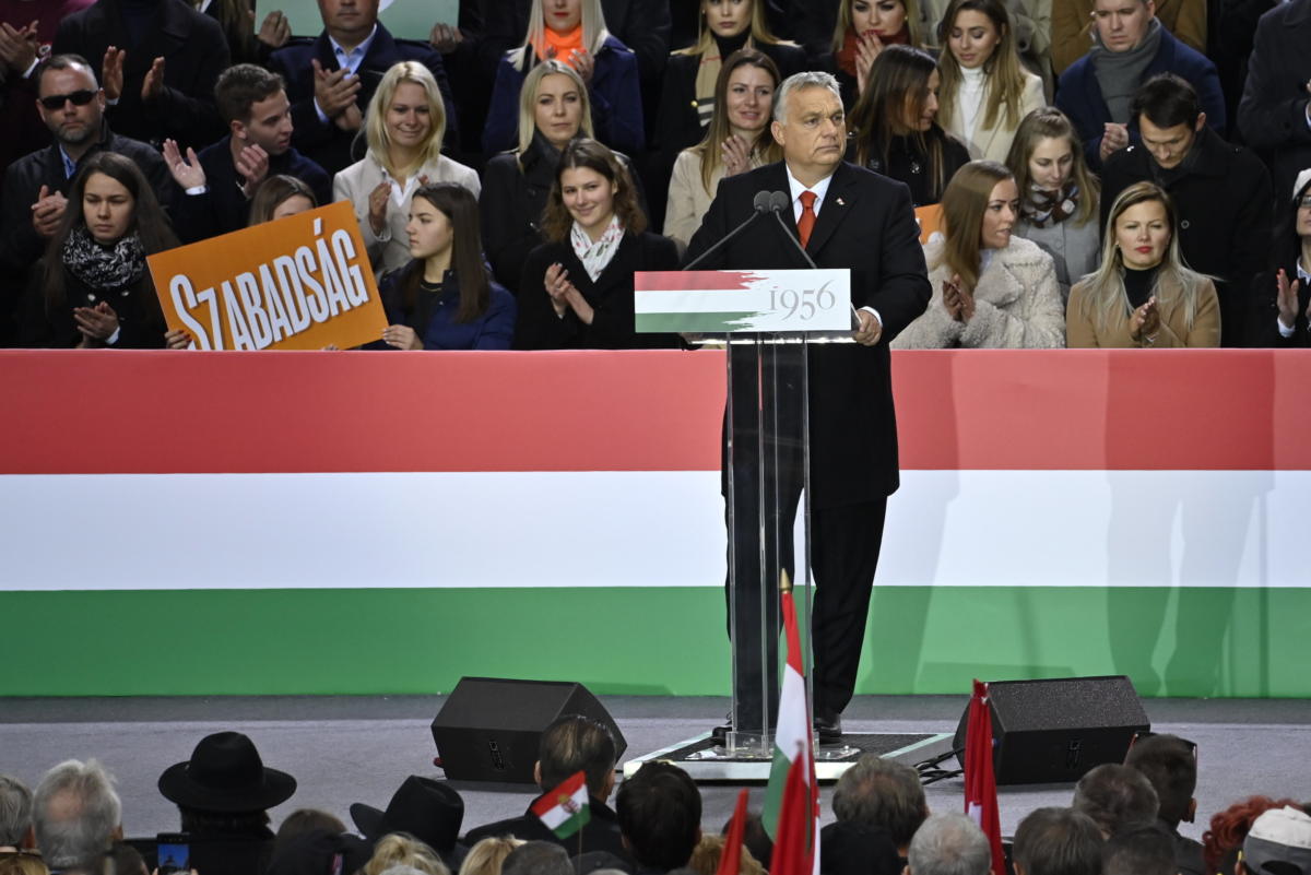 Orbán Viktor miniszterelnök ünnepi beszédet mond az 1956-os forradalom és szabadságharc 65. évfordulóján tartott megemlékezésen az Erzsébet téren 2021. október 23-án.