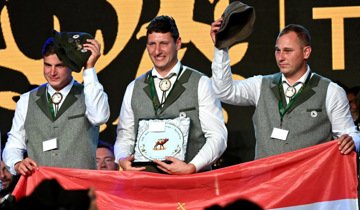 Kasper Áron, Kasper Máté és Czakó Attila, a győztes magyar csapat tagjai (b-j) a XXII. Szarvasbőgő Európa-bajnokságon az 