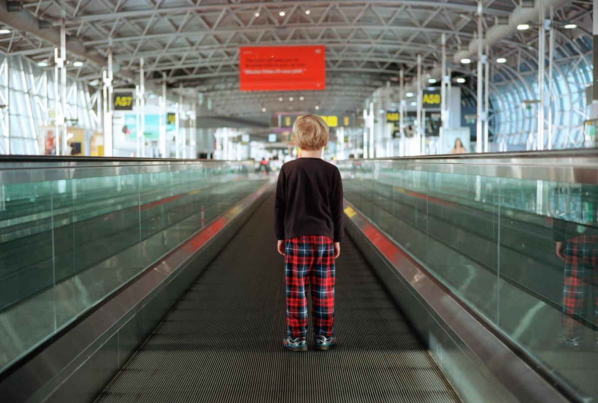 Kisgyerek a brüsszeli nemzetközi repülőtéren a belgiumi Zaventemben.