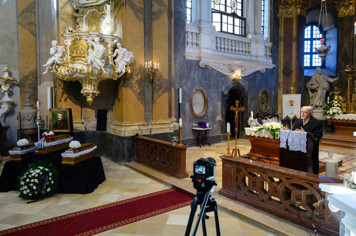 Kásler Miklós emberi erőforrások minisztere beszédet mond a báró Eötvös József és családja újratemetése alkalmából tartott gyászmisét követően a Nagyboldogasszony-templomban, Ercsiben 2021. november 6-án.