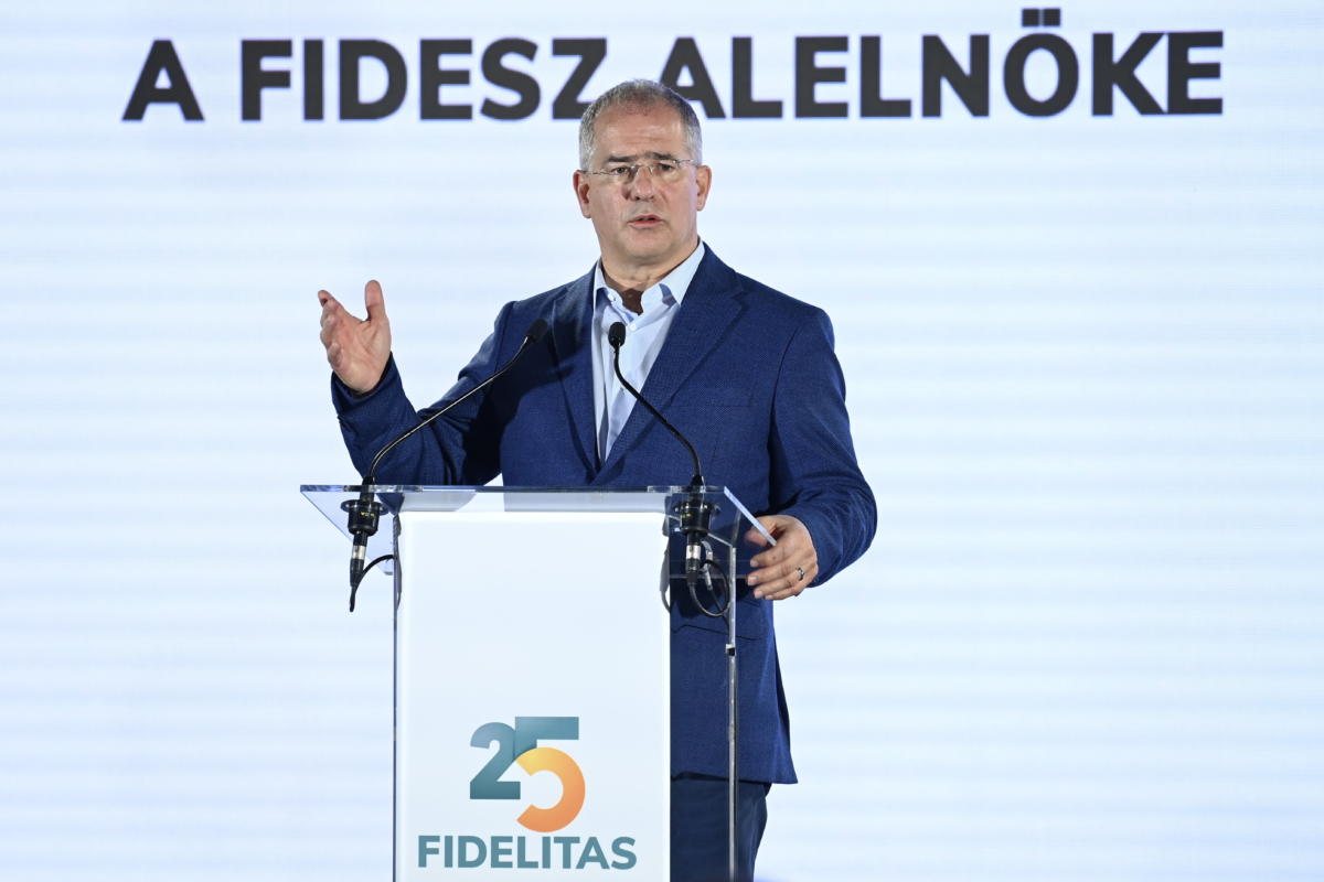 Kósa Lajos, a Fidesz alelnöke, országgyűlési képviselő beszédet mond a Fidelitas XVIII. tisztújító kongresszusán Budapesten, a Puskás Aréna konferenciatermében 2021. november 20-án.