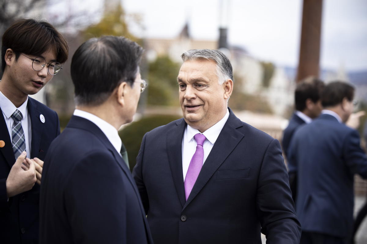 Orbán Viktor kormányfő (j) fogadja Mun Dzse In dél-koreai elnököt a Karmelita kolostorban 2021. november 3-án.