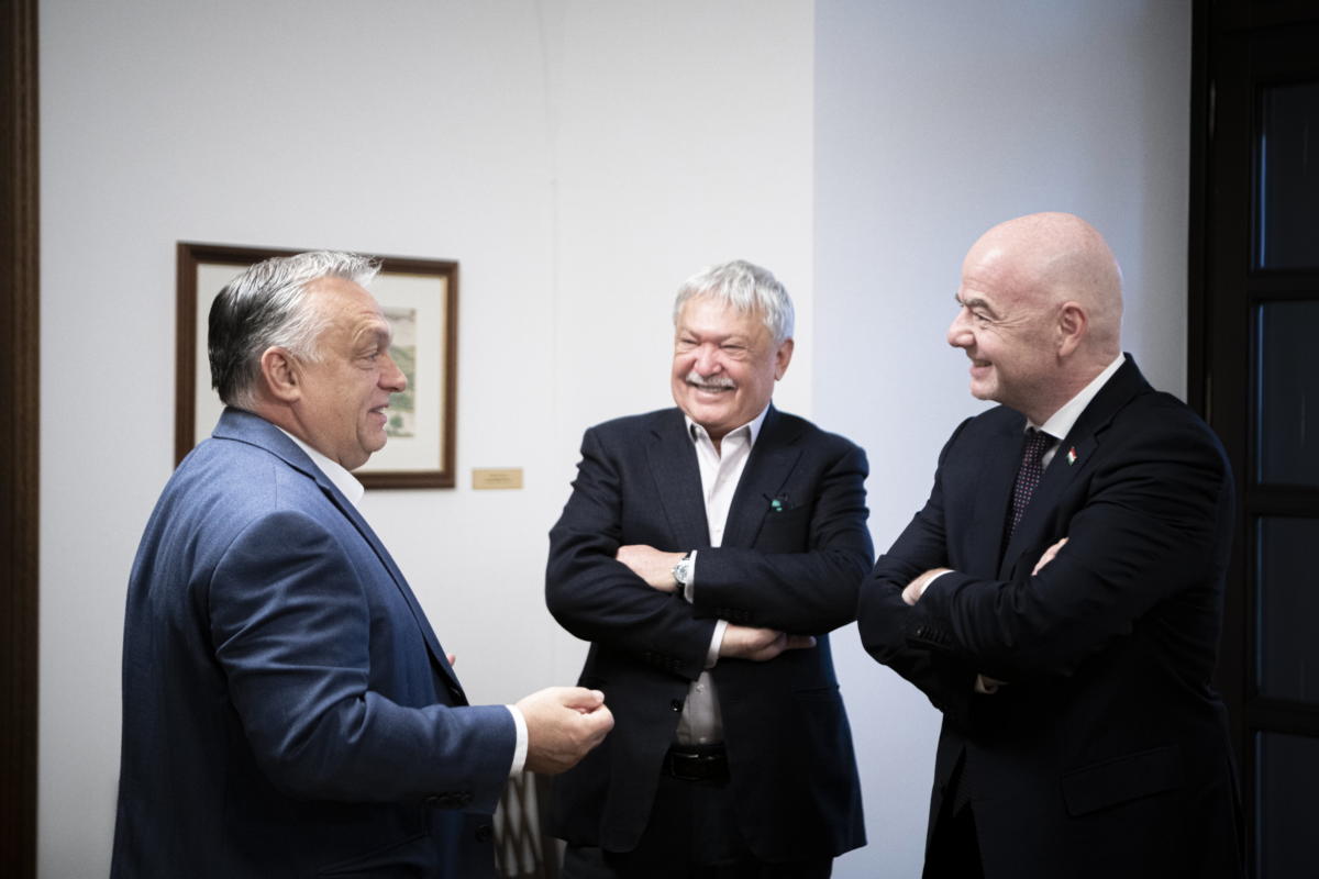 Orbán Viktor kormányfő (b) fogadja Gianni Infantinót, a Nemzetközi Labdarúgó Szövetség (FIFA) elnökét (j) és Csányi Sándort, a Magyar Labdarúgó Szövetség elnökét a Karmelita kolostorban 2021. november 13-án.
