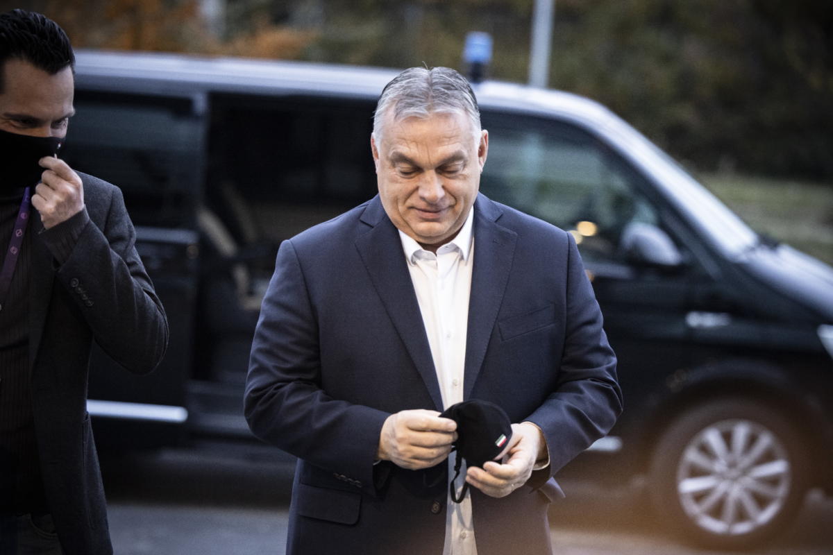 Orbán Viktor kormányfő érkezik a közmédia óbudai székházába, ahol interjút adott a Jó reggelt, Magyarország! című műsorban 2021. november 26-án.