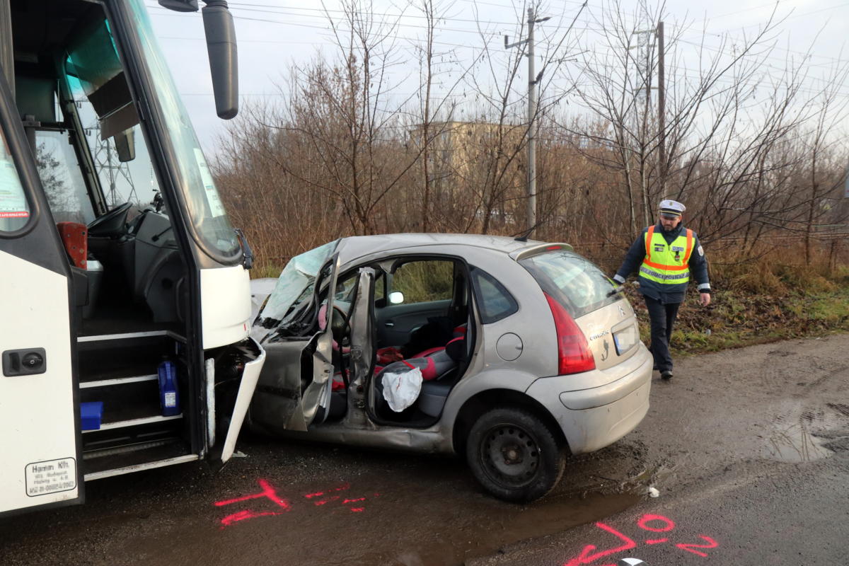 Ütközésben összetört személyautó és autóbusz a 26-os számú főúton a berentei elágazásnál 2021. december 7-én. A balesetben az autót vezető 26 éves helyi nő a helyszínen meghalt.