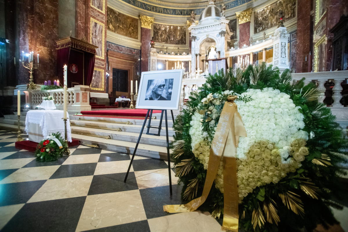 Kóbor János rockénekes fényképe és a hamvait tartalmazó urna az emlékére tartott gyászsmisén a Szent István-bazilikában 2021. december 17-én.