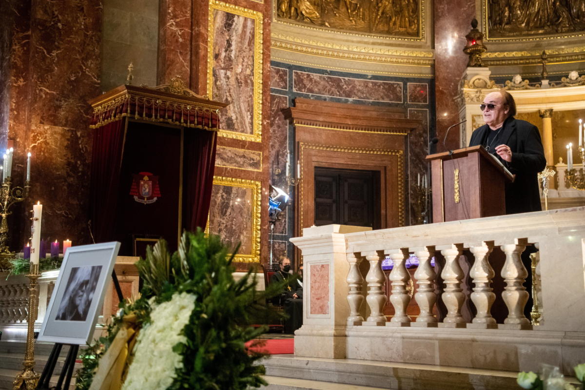 Frenreisz Károly Kossuth-díjas magyar rockzenész, zeneszerző beszédet mond Kóbor János rockénekes emlékére tartott gyászszertartáson a Szent István-bazilikában 2021. december 17-én.