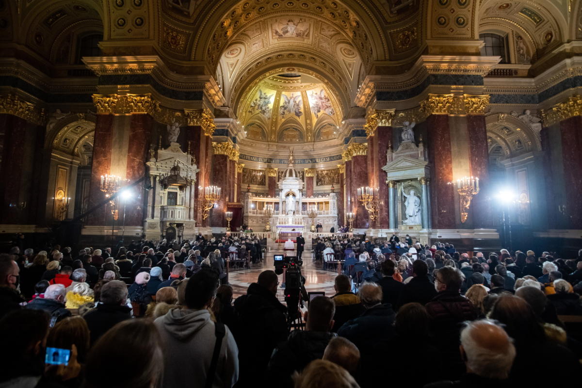 Résztvevők Kóbor János rockénekes emlékére tartott gyászmisén a Szent István-bazilikában 2021. december 17-én.