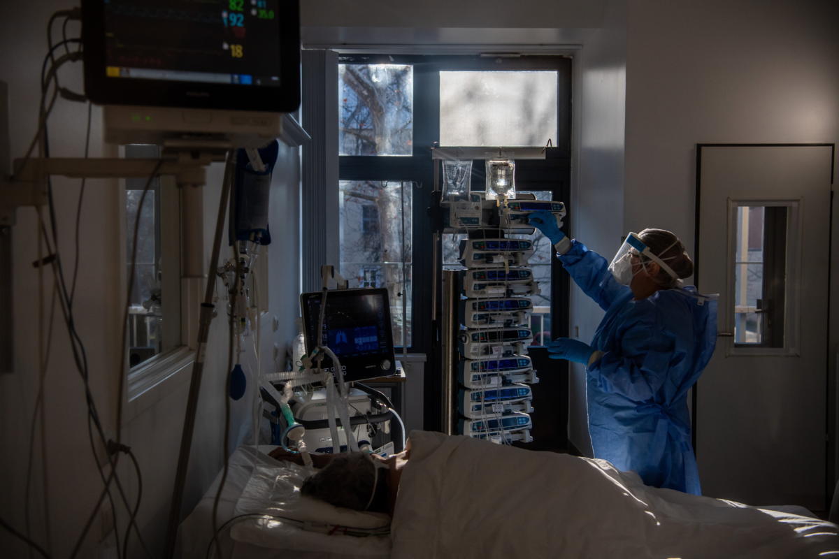 Lélegeztetett beteget lát el egy védőfelszerelést viselő ápoló a fővárosi Szent László Kórház koronavírussal fertőzött betegek fogadására kialakított intenzív osztályán 2021. december 13-án.