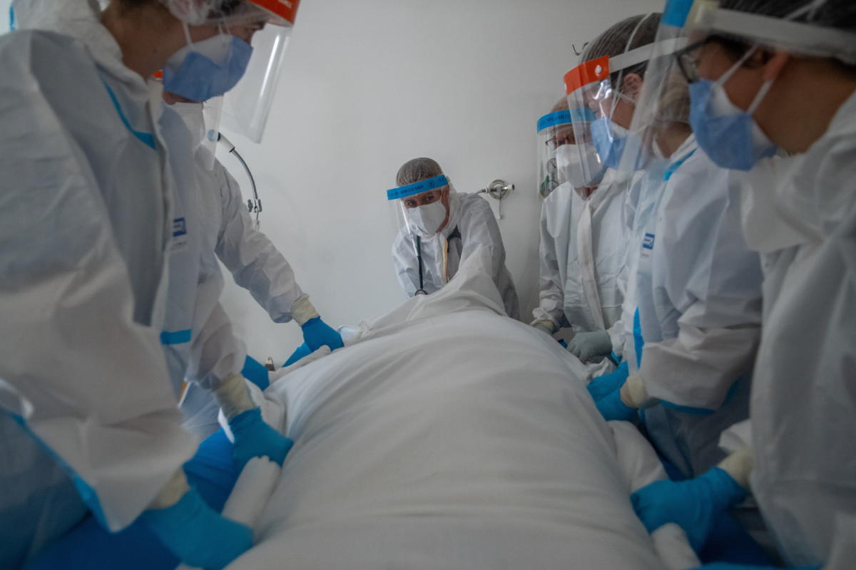 Védőfelszerelést viselő orvosok és ápolók a fővárosi Szent László Kórház koronavírussal fertőzött betegek fogadására kialakított intenzív osztályán 2021. december 13-án.