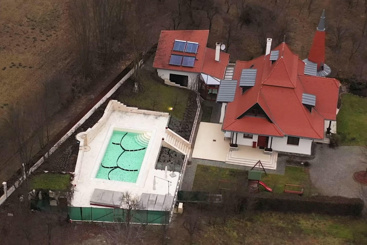 A Kövér László által használt medencés birtok az erdélyi Hargita megyében található Tibódon.