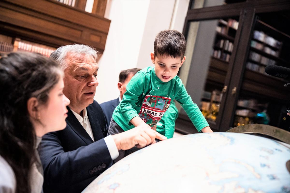 Orbán Viktor egy jászsági családot lát vendégül a Karmelita kolostorban.
