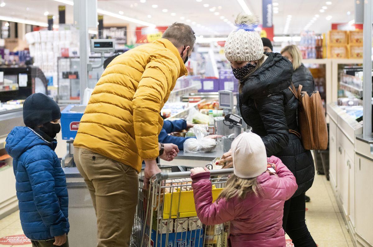 Vásárlók egy nyíregyházi szupermarketben a 19 órai boltbezárás előtt 2020. november 11-én.