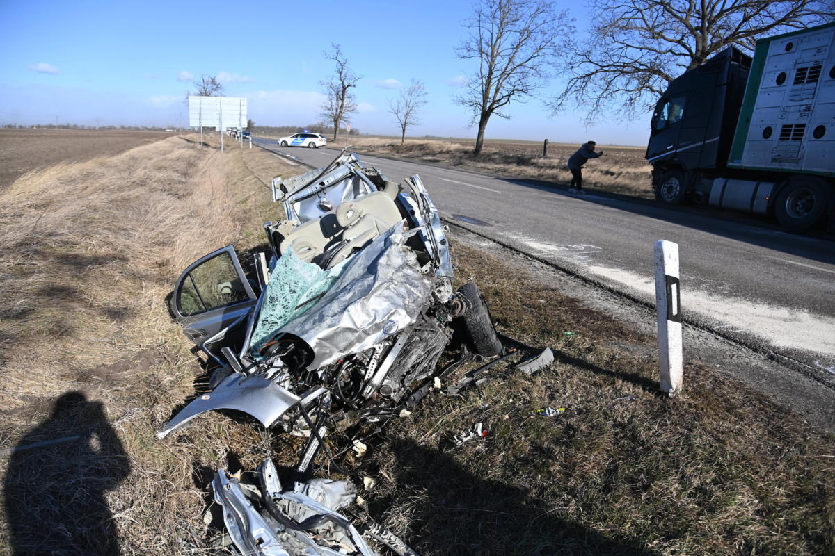 Összeroncsolódott személyautó Cegléd közelében, a 311-es úton, miután a gépjármű összeütközött egy kamionnal 2022. január 30-án.