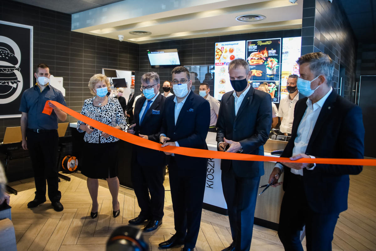 Nyolckezes zongorajátékkal, KDNP-s politikussal nyitott meg a kisvárdai McDonald’s