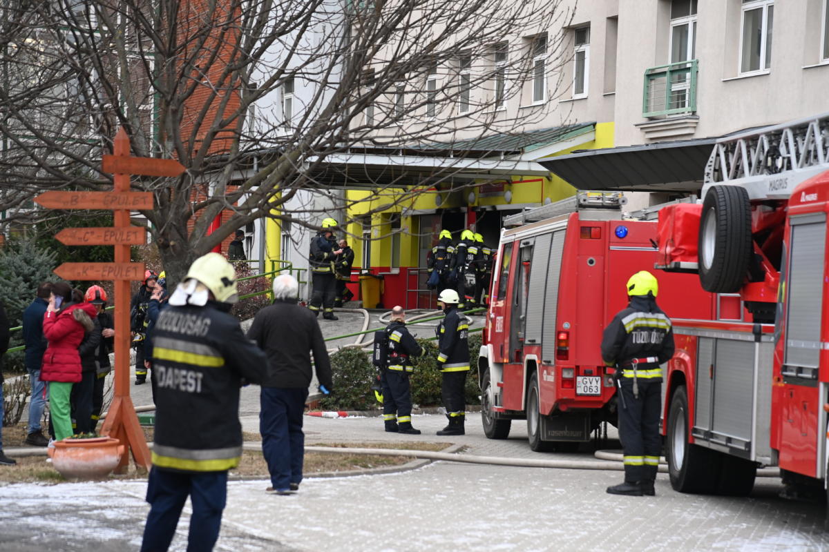 Tűzoltók a fővárosi XI. kerületi Szent Imre kórházban, ahol tűz ütött ki 2022. január 23-án reggel.