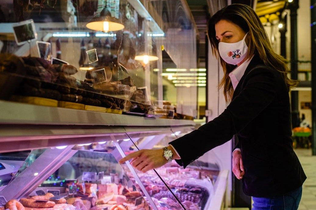 Varga Judit igazságügyi miniszter luxusórában mutatja követőinek, hogy a hús a húspultban található.