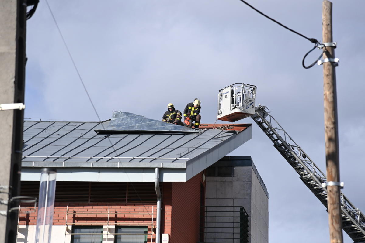 Tűzoltók dolgoznak a főváros XVIII. kerületében a Nemes utcában, ahol a viharos erejű szél megbontotta az orvosi rendelő tetőszerkezetét 2022. január 30-án.