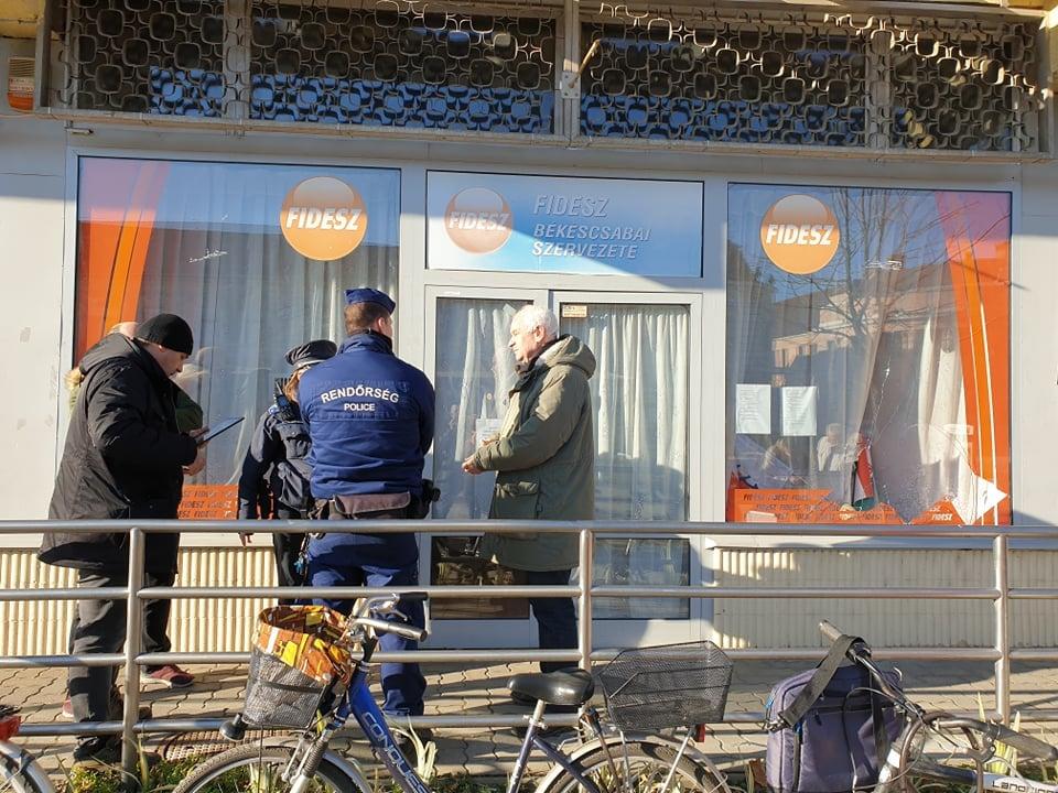 Betörték a Fidesz-iroda kirakatát Békéscsabán