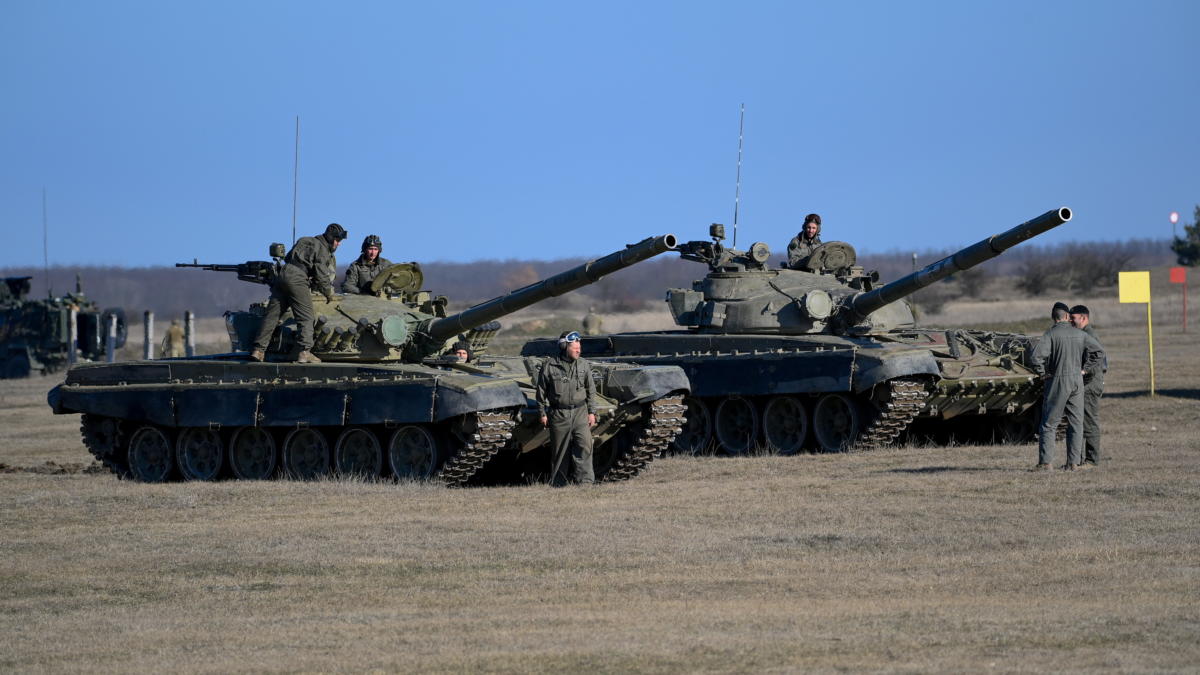 T72-es típusú tankok legénységei az 5. Bocskai István Lövészdandár Vay Ádám Kiképző Bázisán Hajdúhadház közelében 2022. február 24-én.