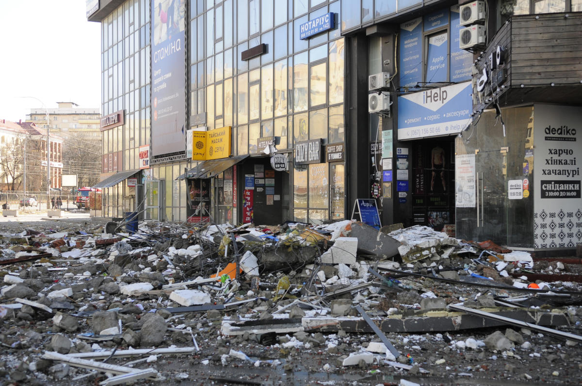 Romok egy találatot ért épület mellett Kijevben.