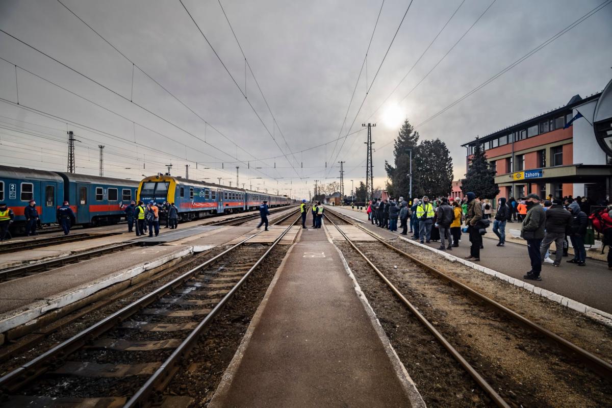 Ukrajnai menekültek és segítők a záhonyi vasútállomáson.