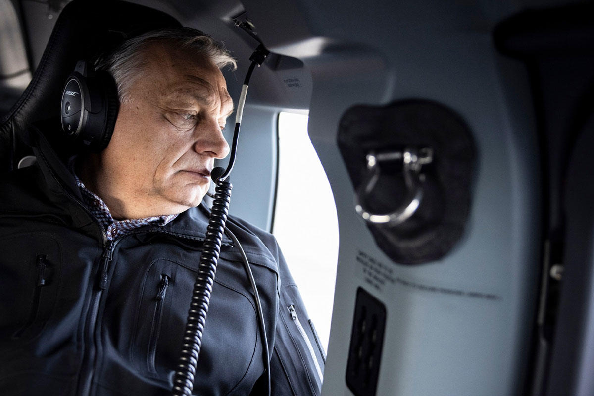 Orbán Viktor helikopterről, a saját szemével ellenőrzi, hogy rendben van-e az ukrán-magyar határ.