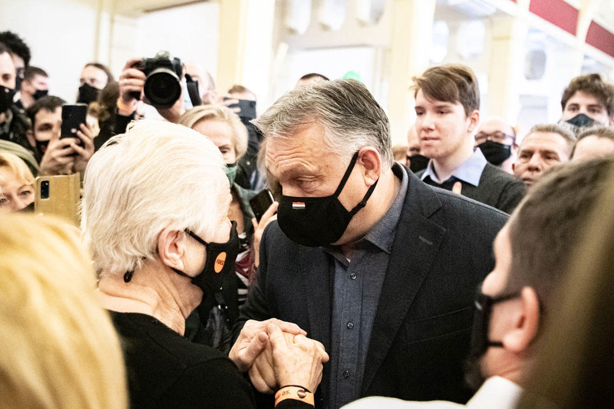 Tapsviharral és ujjongással fogadták Orbán Viktort józsefvárosi „seregszemléjén”