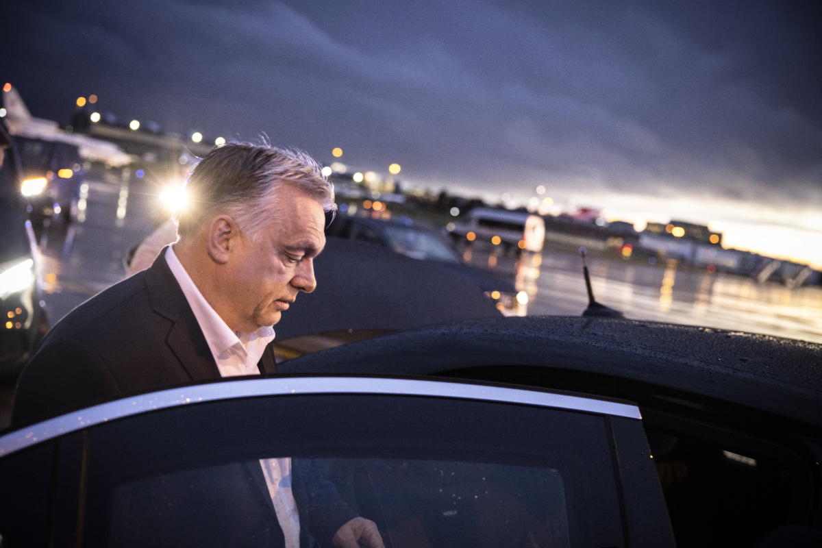 Orbán Viktor miniszterelnök a brüsszeli repülőtéren 2022. február 24-én.